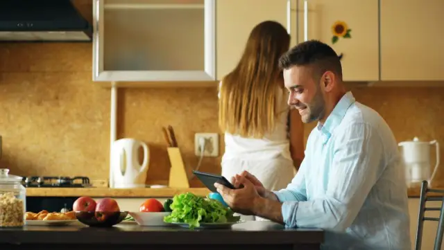 Casal loiro conferindo o plano no tablet