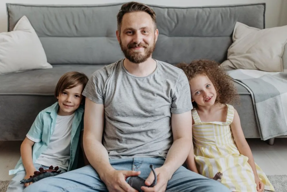 Família de cabelos claros comparando plano de saúde e SUS em casa