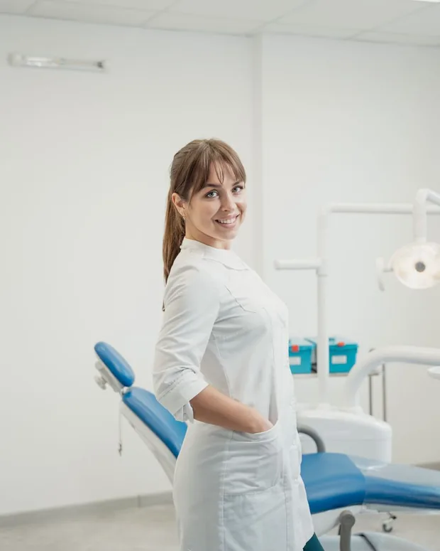 Paciente sorrindo satisfeita com o plano odontológico